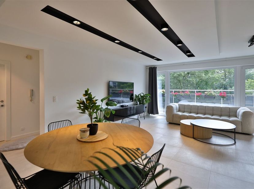 Op zoek naar een volledig gerenoveerd appartement of een interessante investering? Dan is dit appartement misschien exact wat u zoekt!&lt;br /&gt;
Het gebou