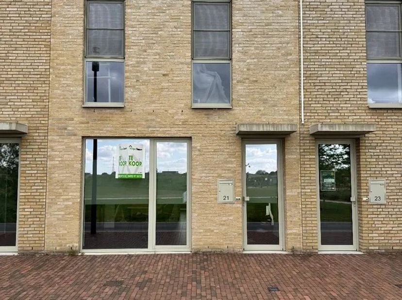 Wilt u wonen in een prachtig groene omgeving te Veurne?&lt;br /&gt;
Deze recente nieuwbouwwoning met maximaal leefcomfort staat in directe relatie tot het S