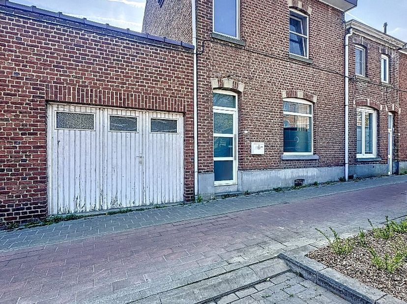 Ben je op zoek naar een woning die je volledig naar eigen smaak kan inrichten? Deze charmante rijwoning in het centrum van Korbeek-Lo biedt tal van mo