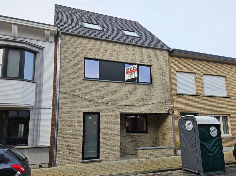 Energiezuinige nieuwbouwwoning met 4 slaapkamers en 2 badkamers in een rustige straat in het centrum van Kapellen! &lt;br /&gt;
De woning wordt volledig en