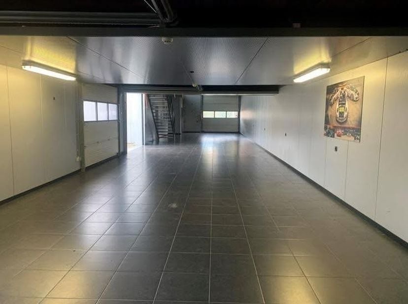 Deze hal met kantoor- en woonruimte vinden we terug in de Hasseltstraat te Pelt.&lt;br /&gt;
&lt;br /&gt;
Indeling: gelijkvloers showroom, inkomhal en afsluitbare
