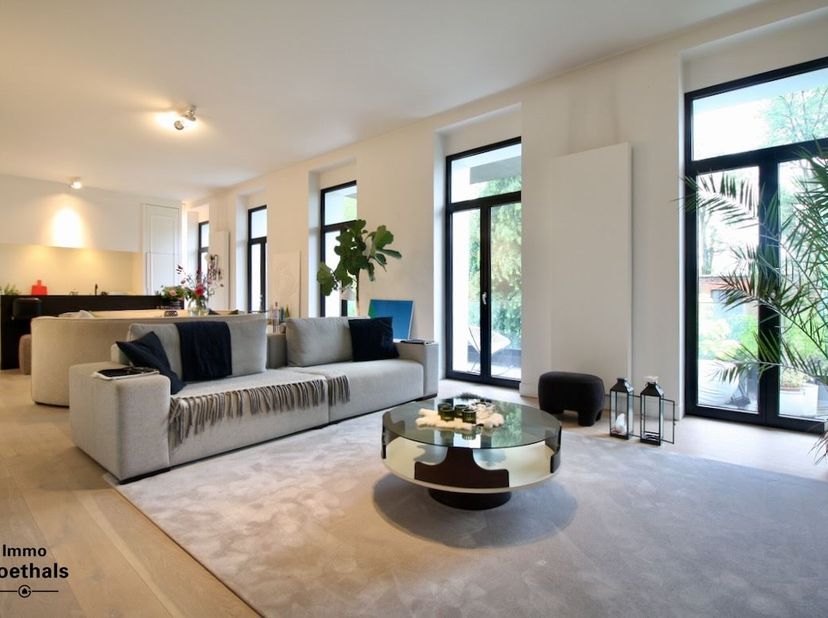 Uniek gelegen karaktervol luxe appartement in centrum Waregem.&lt;br /&gt;
&lt;br /&gt;
Gelegen in een oase van groen, en toch op wandelafstand van het centrum.&lt;b