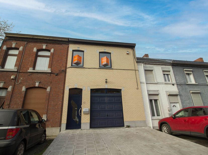Magnifique maison idéalement située à proximité de nombreuses facilités.Ce bien comprend au rez-de-chaussée : un hall dentrée, un living spacieux et l