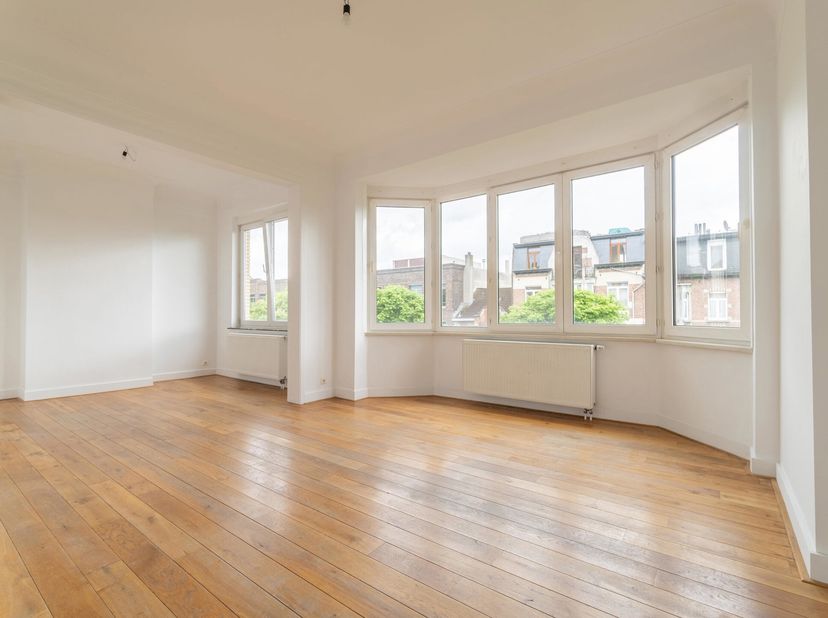 Ce lumineux appartement de 80m² est situé sur une prestigieuse avenue à proximité du parc Duden. Au 3ème étage/4 SANS ascenseur, il se compose dun hal