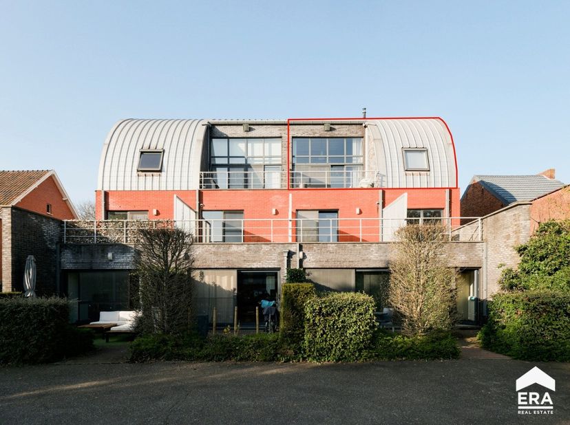 Dit energiezuinig duplex-appartement met 2 slaapkamers en autostaanplaats is gelegen op de tweede verdieping in residentie &#039;Dorlick&#039;, heeft een bewoon
