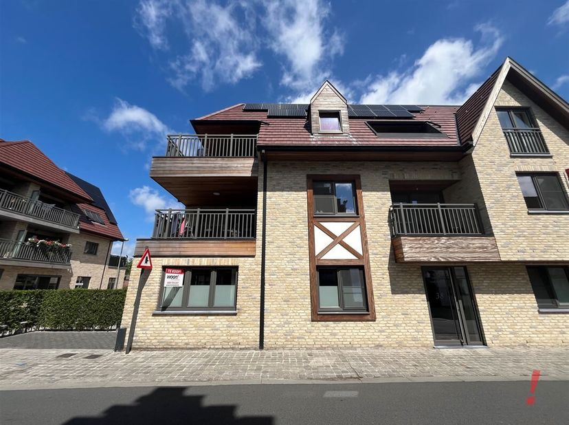Gelijkvloers appartement met een oppervlakte van 150 m2 met privé terras en tuintje. &lt;br /&gt;
Dit pand omvat een inkomhal met gastentoilet, berging, via