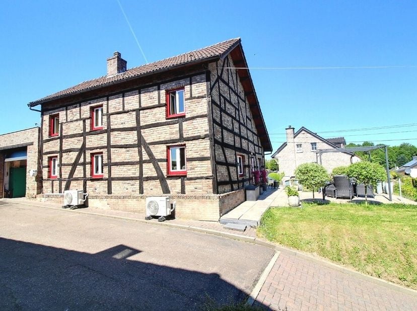 TEUVEN Sinnich, 42 : Dans un agréable cadre campagnard, nous avons le plaisir de vous proposer cette charmante et confortable maison. Avec un jardin à