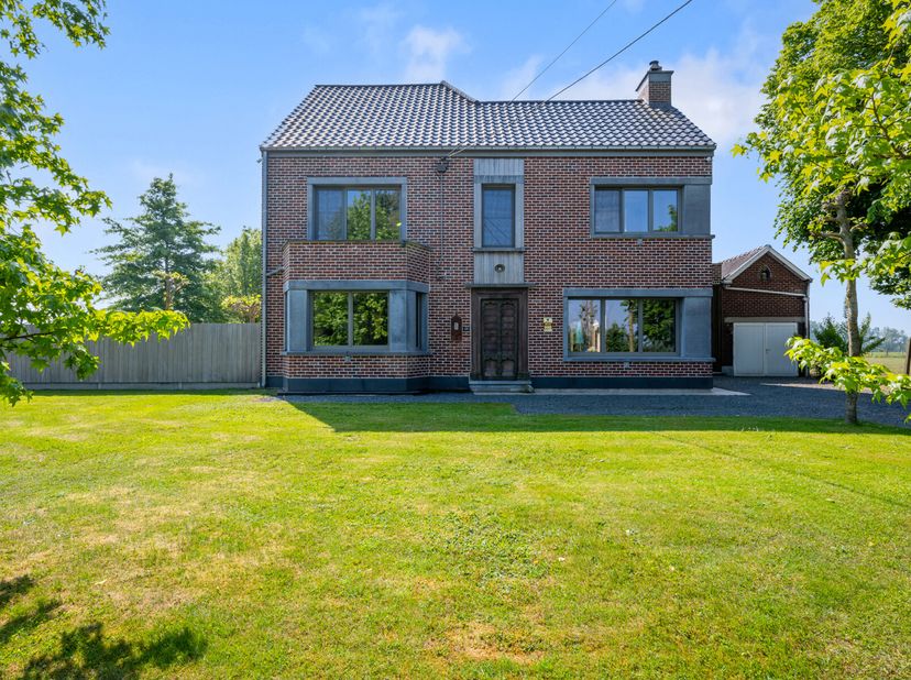 Dans cet endroit unique, à la périphérie de Zottegem, vous trouverez cette maison spacieuse et très économe en énergie, une perle pour ceux qui recher