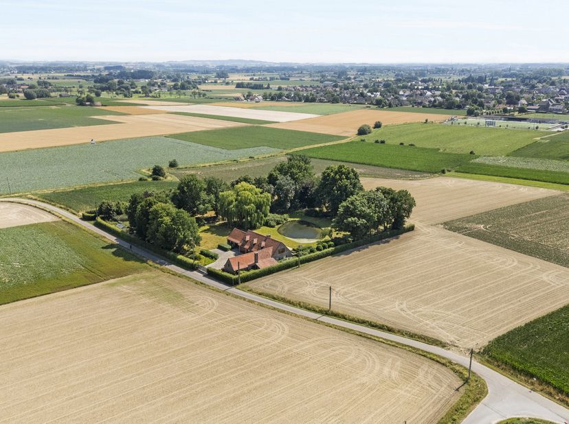 Uniek gelegen charmante degelijke fermettewoning met prachtige tuin. Open zicht rondom, mooie oude bomen, omheinde tuin, gelegen op een hectare. Genie