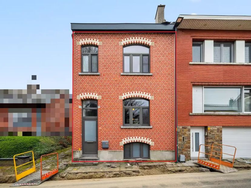 Cette charmante propriété offre une surface habitable de 169m² (valeur selon EPC) et est située près du centre de Sint-Stevens-Woluwe. En entrant, vou