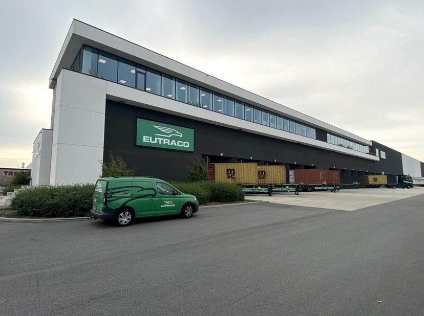 7000m² logistiek magazijn in industriezone De Hulst&lt;br /&gt;
Ligging: vlakbij afrit A12 en E19, langs N16 (Willebroek - Mechelen)&lt;br /&gt;
Specificaties: 12