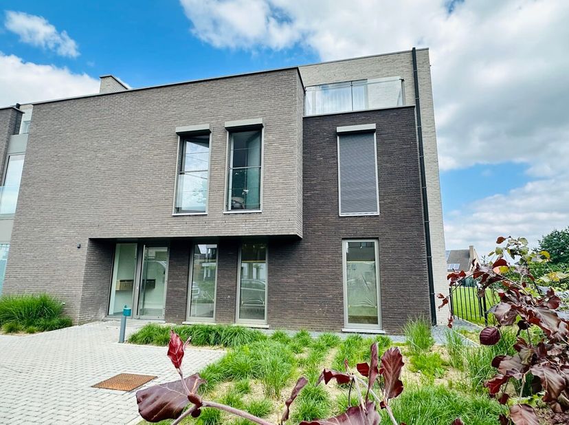 Dit ruime gelijkvloers nieuwbouwappartement met kantoor - en werkruimte heeft een oppervlakte van +/- 153m².&lt;br /&gt;
Op het gelijkvloers niveau hebben w