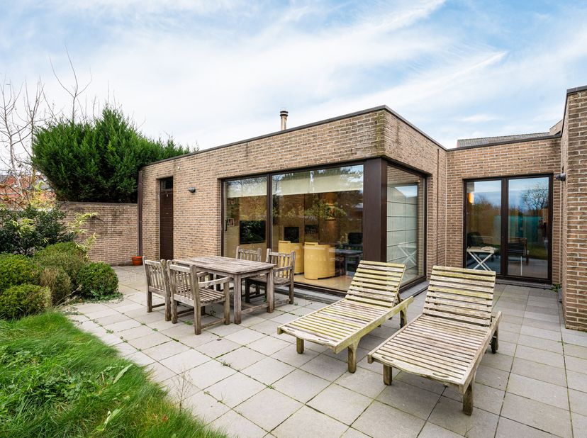 Indeling:&lt;br /&gt;
Gelijkvloers:&lt;br /&gt;
- Handelspand 113 m² perfect voor een winkel of kantoor&lt;br /&gt;
- Atelier van 73 m²&lt;br /&gt;
- Woonst met leefruimte, i