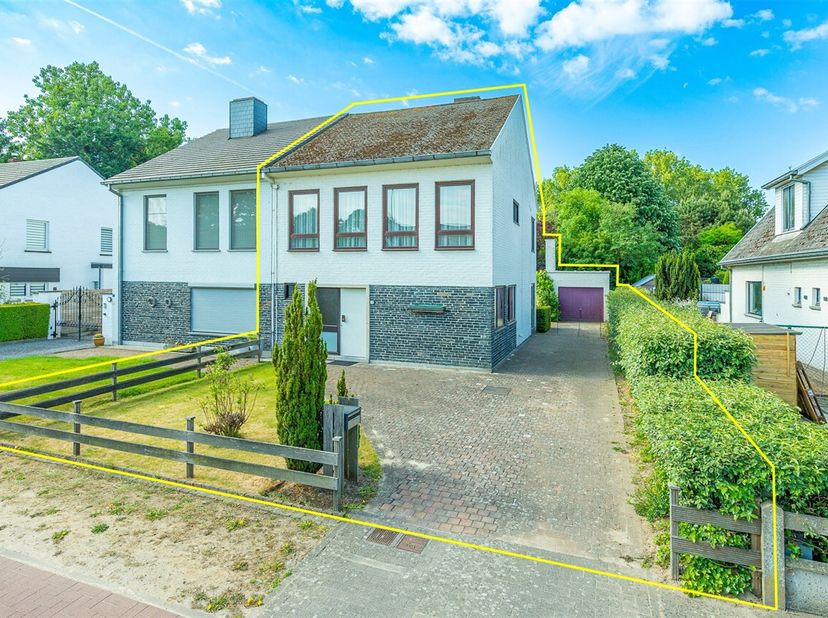 Bent u opzoek naar een statige woning waarbij u de woning volledig naar wens kan verbouwen? Zoek niet verder. Deze halfopen bebouwing te Wetteren kent