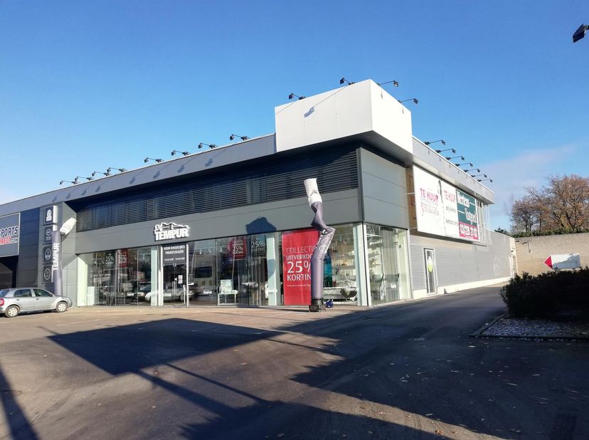 Deze kantoorruimte is gelegen op de 1ste verdieping op de drukke Bredabaan, vlakbij &quot;Lidl&quot; en &quot;Q8 Easy&quot;.&lt;br /&gt;
Het betreft een verdieping van +/- 682m