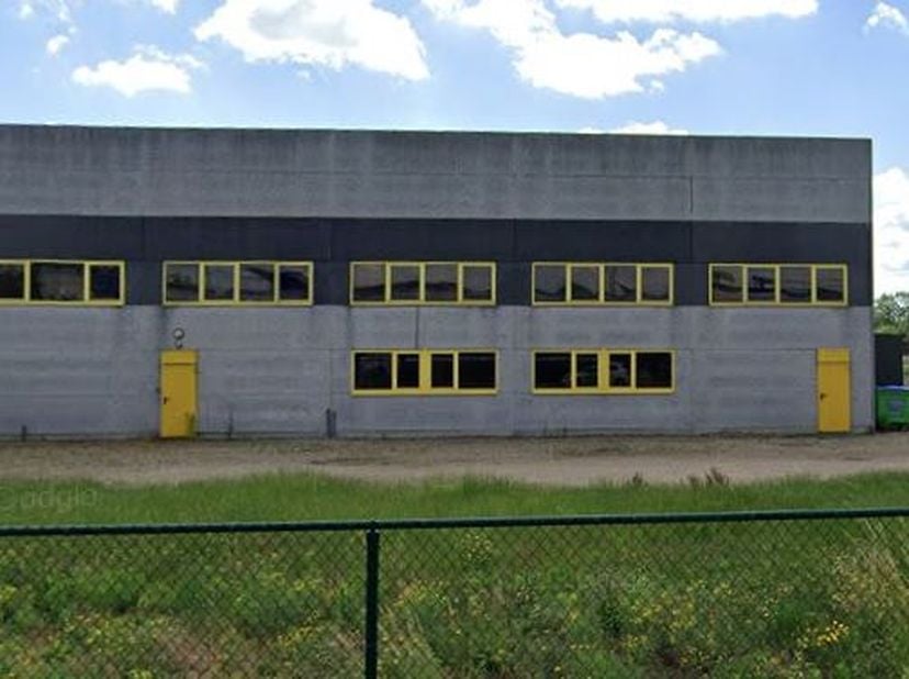 Midden op de Gremelsloweg, wordt een gedeelte (30 x 18) 540m² van het gebouw verhuurd.&lt;br /&gt;
Automatische poort met code; electriciteit aanwezig.&lt;br /