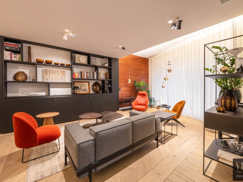 Dit ruime appartement werd opgetrokken uit duurzame materialen. Het ruimtegevoel wordt gegarandeerd door zijn prachtige hoge plafonds (3m15) en de zac