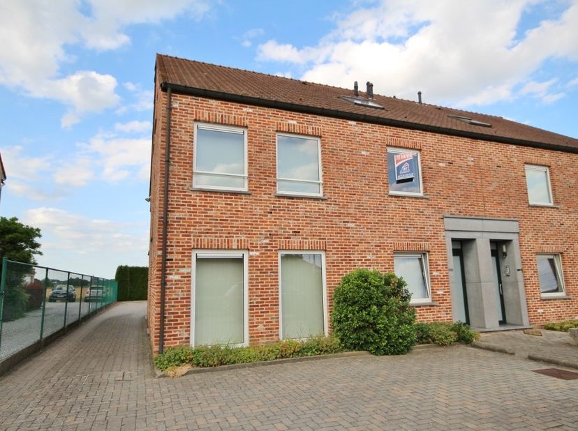 Op de Stationsstraat te Alken, ter hoogte van nummer 112B op het eerste verdiep vinden we dit gezellig appartement terug. Het appartement is gelegen i