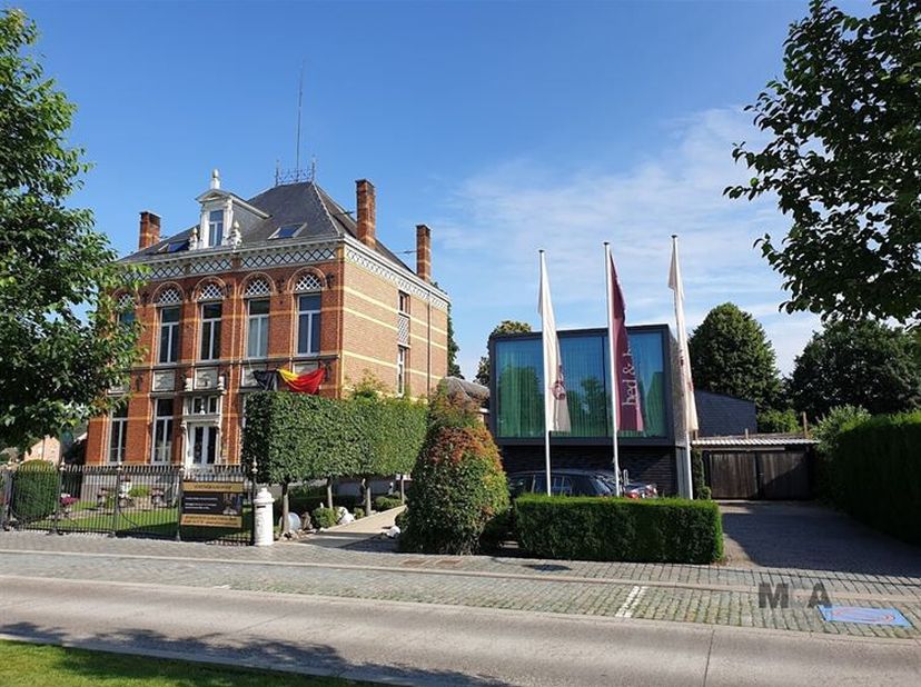 Karaktervol herenhuis met bijgebouwen in een oase van rust