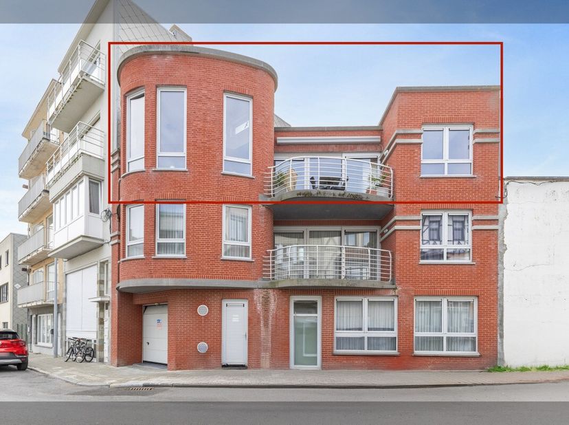 Wenduine: luchtig dakappartement te koop met ruim terras.Ontdek dit praktisch dakappartement met een zee aan ruimte. Dit lichtrijke appartement biedt