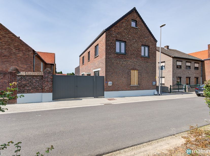 INSTAPKLAAR DUPLEXAPPARTEMENT MET 2 SLAAPKAMERS EN CARPORT IN MOPERTINGEN (BILZEN)&lt;br /&gt;
&lt;br /&gt;
Dit gerenoveerde duplexappartement is gelegen in Moper