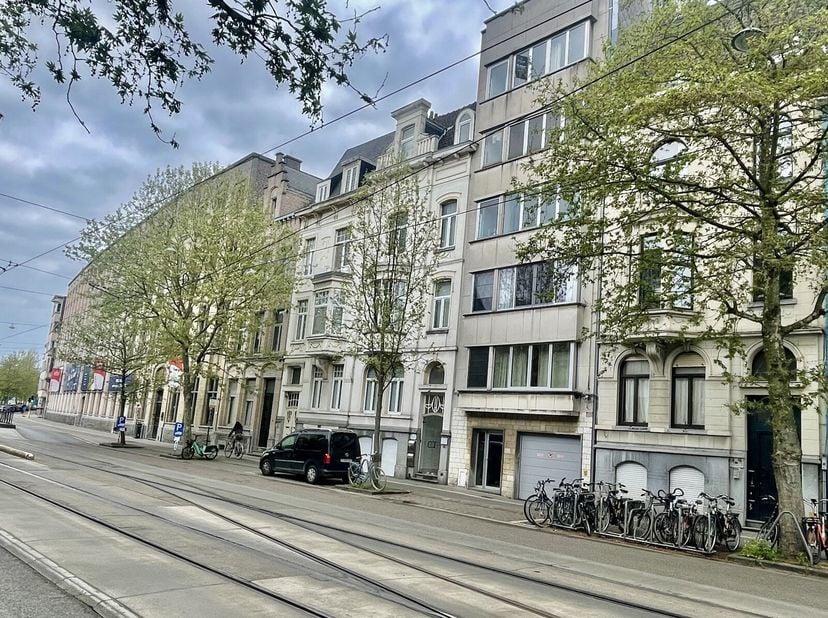 Twee-slaapkamerappartement op een toplocatie in Gent, gesitueerd op de Koning Albertlaan op 150m van het Sint-Pietersstation. Het twee-slaapkamerappar