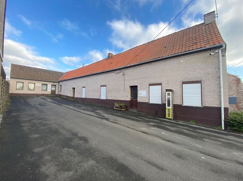 Ensemble immobilier situé sur 46 ares au coeur du village de Maubray, à moins d1 km des accès autoroutiers.&lt;br /&gt;
Ce bien à rénover offrant une superf