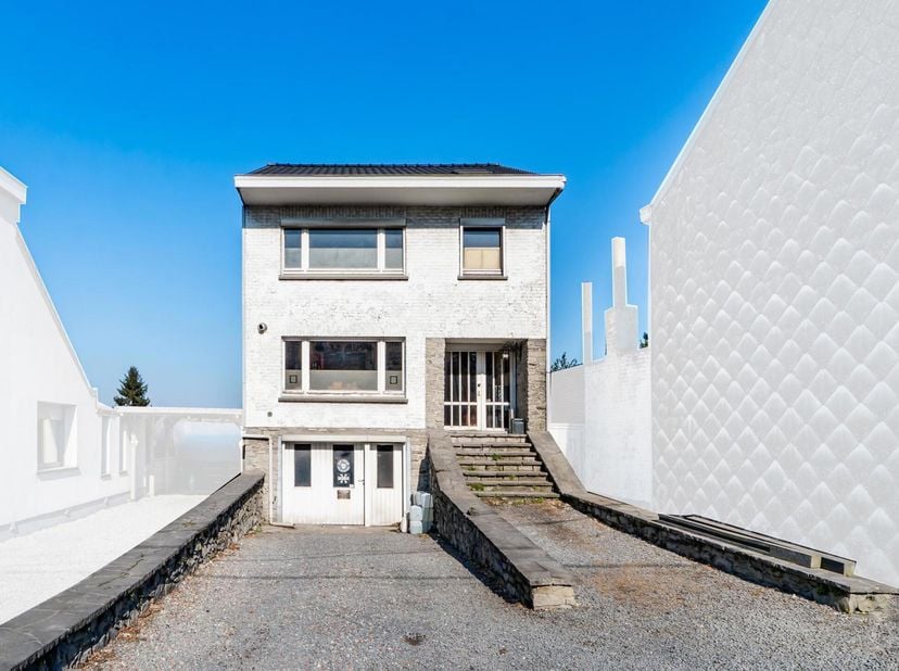 Mooie verdieping 3 slaapkamers en tuin om te renoveren.&lt;br /&gt;
Samenstelling:&lt;br /&gt;
Begane grond: badkamer met bad / douche. Garage van 16m 2, kelder,
