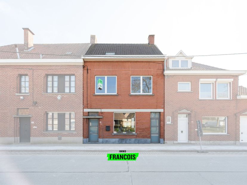 Nabij het centrum bevindt zich deze gezinswoning met tal van mogelijkheden. Scholen, openbaar vervoer, winkels,... bevinden zich allen in de dichte om