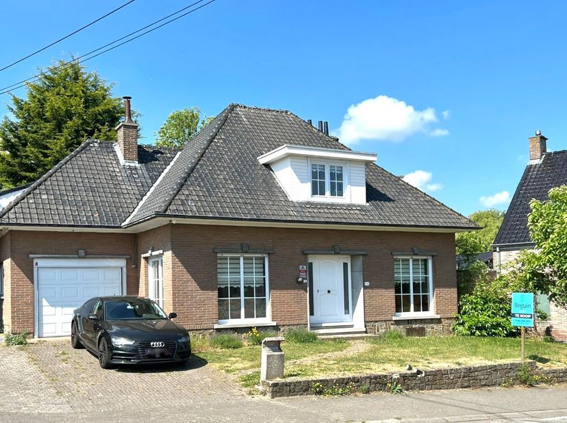 Deze woning is gelegen dichtbij het centrum van Zottegem, met als INDELING: INKOMHAL, RUIME LIVING met EETPLAATS, nog EXTRA RUIMTE voor BUREAU/SLAAPKA