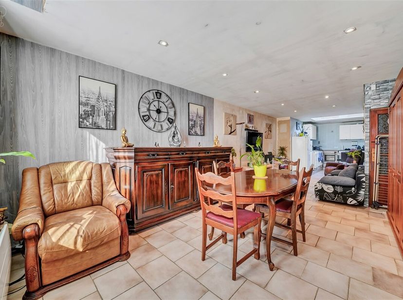 Halfvrijstaande woning die gerenoveerd moet worden, bestaande uit een woonkamer, keuken, badkamer met bad, 2 slaapkamers, in te richten zolder en tuin