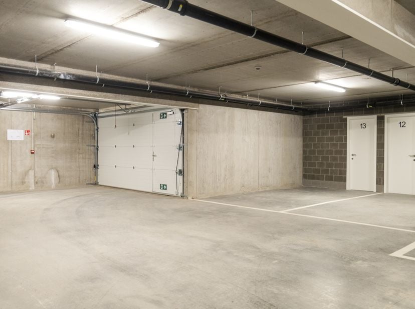 Les garages sont équipés d&#039;un portail automatique et une prise est fournie. Ces 4 boîtes sont vendues ensemble et idéales comme investissement! Chaque