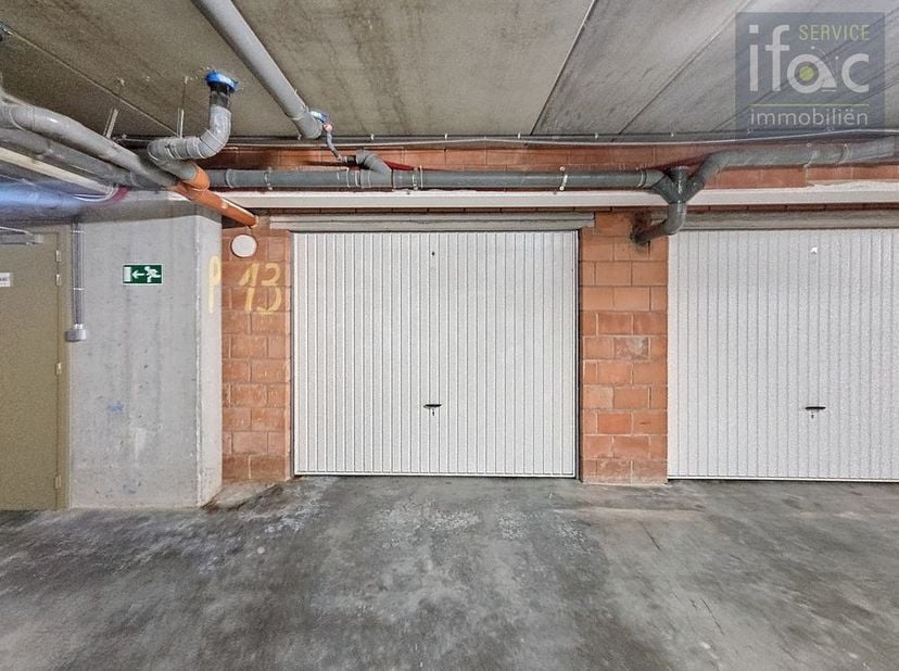 Garagebox nabij het centrum van Zaventem, voorzien van een automatische kantelpoort. De inrit is afgesloten van de straat via een elektrisch te bedien