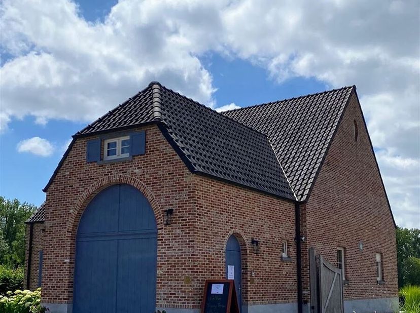 Deze hoogwaardige afgewerkte, ruime pastorijwoning, gebouwd in 2006, met 5 slaapkamers en een bewoonbare oppervlakte van 300m², combineert een rustige
