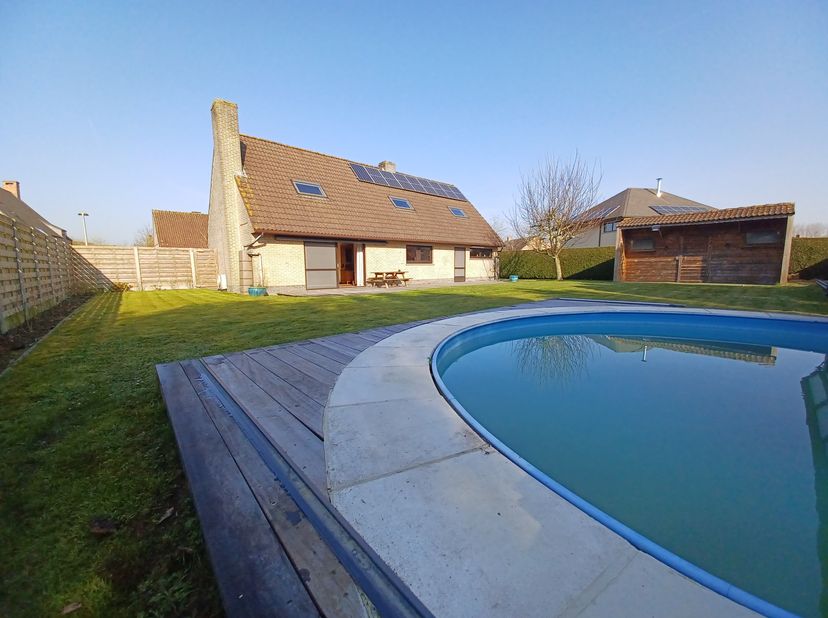 Energiezuinige, zonnige villa in residentiële omgeving te Deinze.&lt;br /&gt;
Deze woning is Grotendeels instapklaar en beschikt op het gelijkvloers over ee
