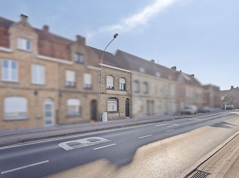 Maison à vendre à Ypres avec 3 chambres, jardin et garage avec sortie. Situé près de la porte de Menin et des forteresses. Possibilité de chambres sup