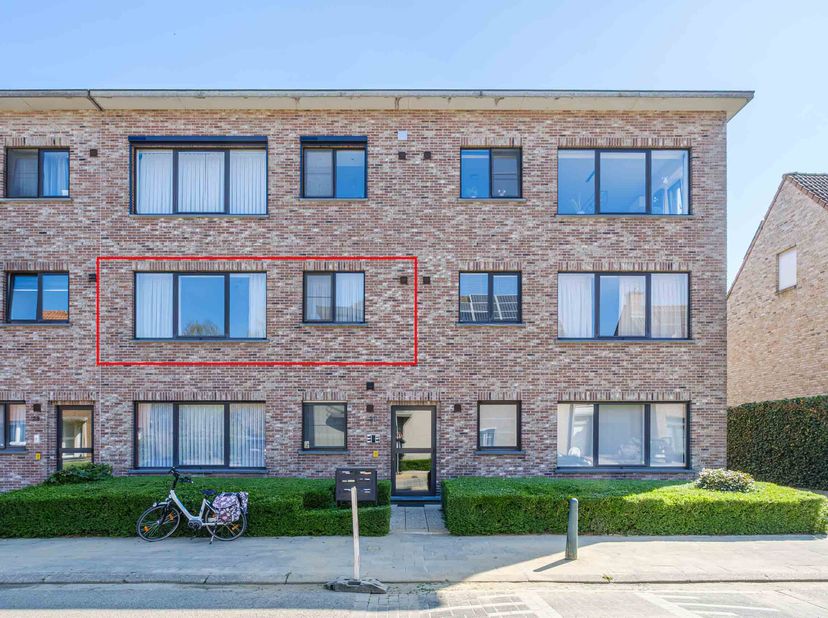 2-SLAAPKAMER APPARTEMENT &lt;br /&gt;
 &lt;br /&gt;
Rustig en gunstig gelegen. Goed onderhouden.  &lt;br /&gt;
Op de 1e verdieping.  &lt;br /&gt;
Met achterliggende garage.