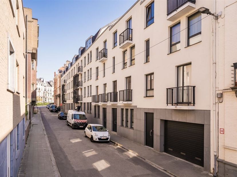 Prachtig, recent 3 slaapkamer duplex appartement op de gelijkvloers en +1 verdieping, gelegen in een super goede locatie aan de Europese wijk. Ruime i