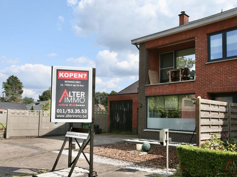 Goed gelegen, deels gerenoveerde woning met dubbele garage en gezellige tuin!&lt;br /&gt;
&lt;br /&gt;
Residentieel goed gelegen, deels gerenoveerde woning (143m2