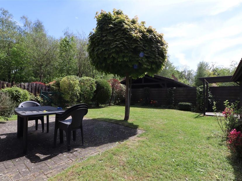 WEZEMBEEK-OPPEM, dans un clos privé à proximité de Stockel. Jolie MAISON (4ch/3sdb) de 192m² avec jardin et parking. Elle se compose d&#039;un lumineux liv