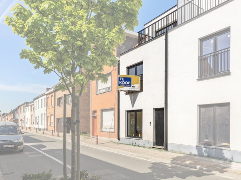 Op een strategisch gelegen locatie, waar stadsgeluid zich respectvol op afstand houdt en bereikbaarheid koning is, prijkt deze volledig gerenoveerde w