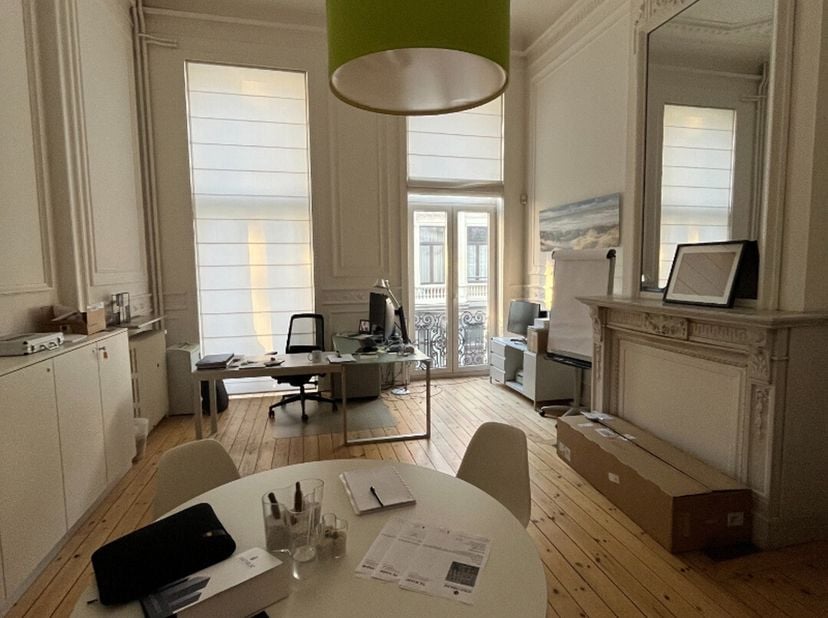 Het pand dateert van 1930 en bestaat uit 766m² kantoren van de gelijksvloer tot het 4e verdiep en een recent gerenoveerd appartement op de -1 van 190m