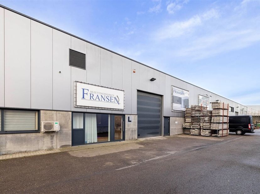 KMO unit met een te benutten oppervlakte van 440m².&lt;br /&gt;
Ligging: De K.M.O. site Moestoemaatheide 14, in Oevel-Westerlo is nu een ideale locatie voor