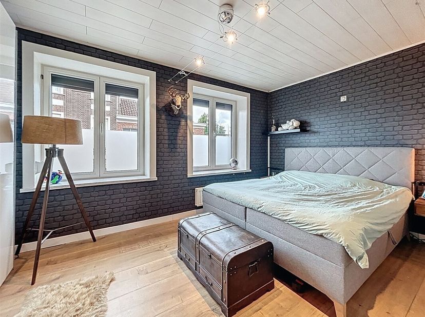 Instapklare gezinswoning met 4 slaapkamers en prachtige tuin op perceel van 200m² &lt;br /&gt;
 reservatie via sms: 0470/30.20.10&lt;br /&gt;
de gezelligheid en h