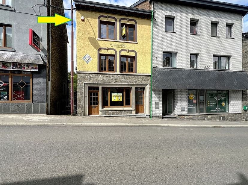 In het centrum van Houffalize, bestaat dit herenhuis, voorheen een handelszaak, uit een grote kamer met uitzicht op de straat, een woonkamer - eetkame