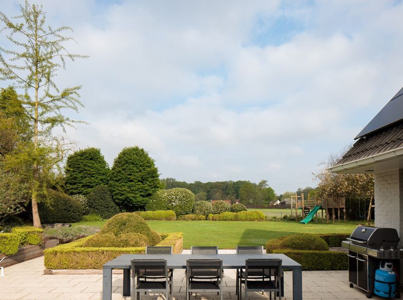 Op wandelafstand van het Lozerbos, vindt u deze rustig gelegen, stijlvolle villa terug. De villa werd gebouwd op een perceel van 2.000 m² en een zuidw