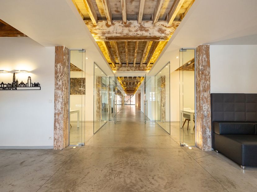 Een combinatie van gepolieerde betonvloer, glas en authentieke houten balkenstructuren creëren een zeer karaktervol, industrieel kantoor.&lt;br /&gt;
Het on