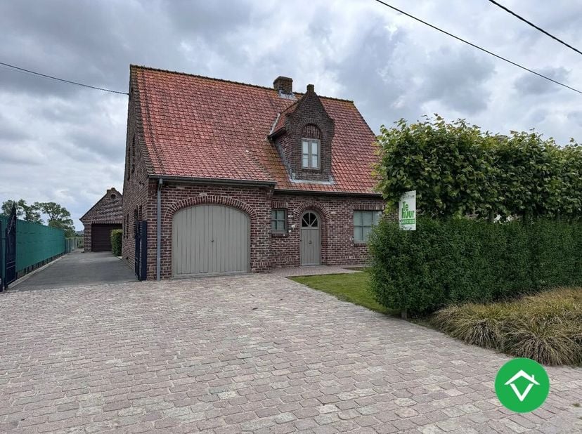 Deze alleenstaande woning bestaat uit: oprit - voortuin - inkomhal - toilet - living - keuken - berging - wasplaats - douchekamer - garage - veranda -