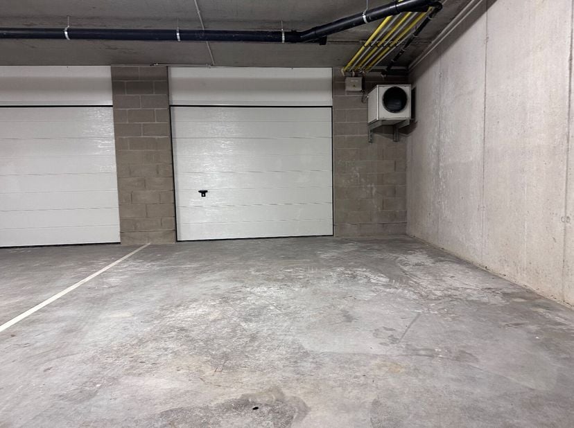 Deze zéér grote ondergrondse garage G12 met ervoor parkeerplaats P2 is gelegen in het centrum van Gistel, op een boogscheut van de markt.&lt;br /&gt;
Dit al