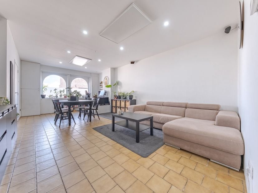 Deze gezellige woning is ideaal gelegen, vlakbij scholen, bossen en met vlotte verbinding naar de E34. Dankzij de centrale ligging en de vele uitbreid